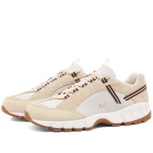 NIKE X JACQUEMUS AIR HUMARA LX
LIGHT BONE, GOLD & SAIL